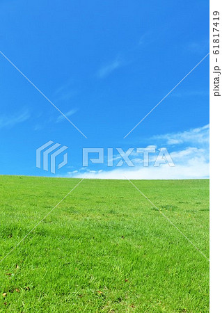 夏の青空と広い高原風景 61817419