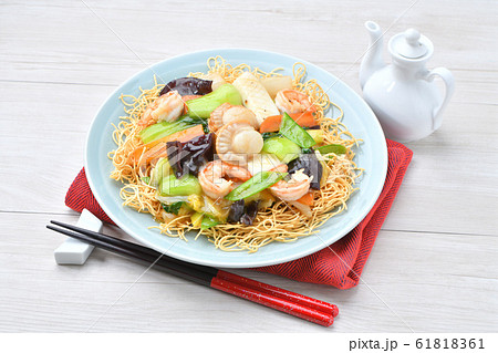 海鮮（五目）中華あん、かた焼きそば。揚げた細麺に、海鮮・野菜の五目あんをかけたあんかけそば。 61818361