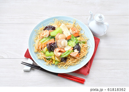 海鮮(五目)中華あん、かた焼きそば。揚げた細麺に、海鮮・野菜の五目あんをかけたあんかけそば。 海鮮(五目)中華あん、かた焼きそば。揚げた細麺に、海鮮・野菜の五目あんをかけたあんかけそば。 61818362