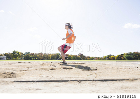 走り幅跳びをする高校生 走り幅跳びをする高校生 61819119