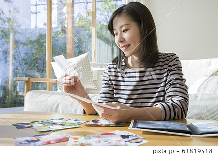 子供の写真を整理する母親 61819518