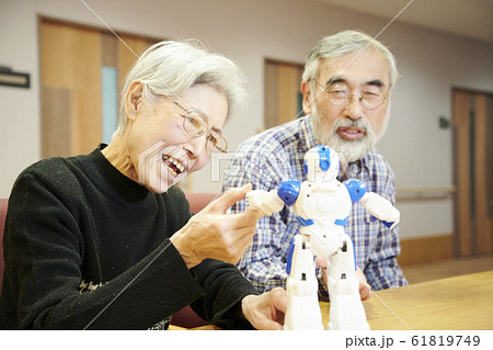 介護　介護ロボット　高齢者 61819749