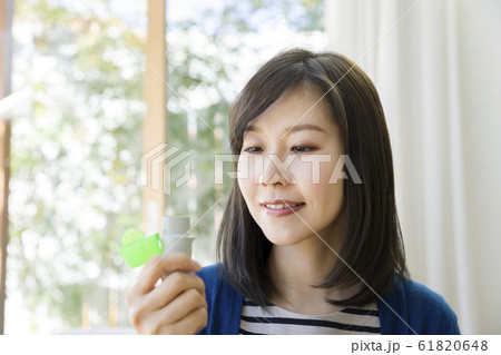 気管支拡張剤を使う女性 61820648