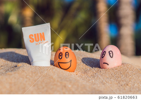 Sunburned egg smeared the sun screen, and the burnt egg was not smeared. Burned in the sun, cream from the sun Sunburned egg smeared the sun screen, and the burnt egg was not smeared. Burned in the sun, cream from the sun 61820663