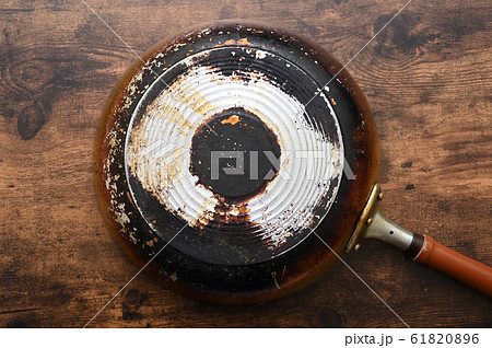 焦げたフライパン 61820896