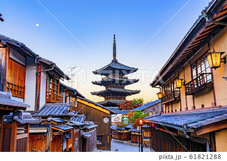京都　秋の八坂の塔（法観寺）　　　 61821288
