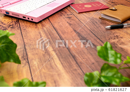 ノートバソコンとパスポート 61821627