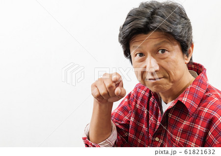 指をさす男性 61821632