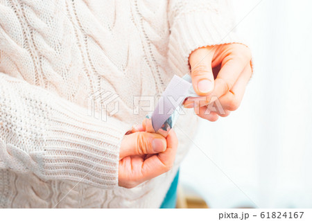 ガムを噛む妊婦 61824167