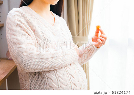 妊婦　飴玉　よだれつわり　食べつわり 61824174