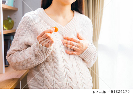妊婦 飴玉 よだれつわり 食べつわりの写真素材