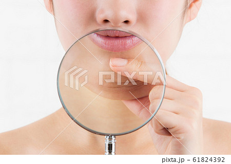 虫めがね / あごをつまむ女性 61824392