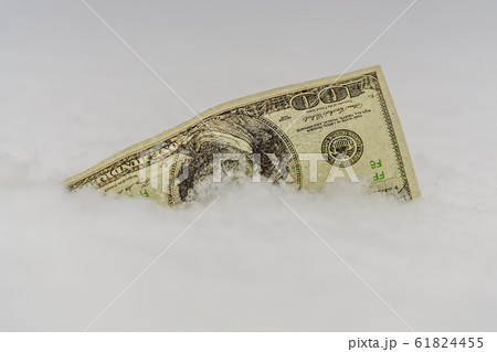 the concept of the dollar frozen at one point, 100 dollars froze 61824455