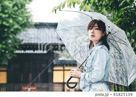 雨傘を差す女性 雨の門前 マット仕上げ c-1 寒色 雨傘を差す女性 雨の門前 マット仕上げ c-1 寒色 61825139