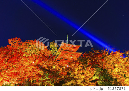 京都  秋の清水寺  三重塔　 61827871