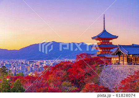 京都 秋の清水寺 三重塔 の写真素材 [61828074] - PIXTA