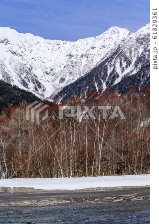 【長野県】冬の上高地　北アルプスと梓川 61829361