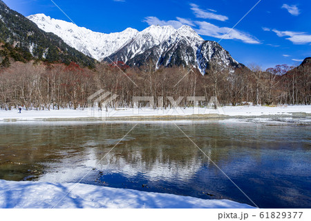 【長野県】冬の上高地　北アルプスと梓川 61829377