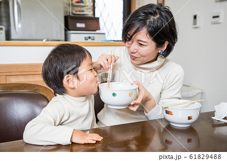ランチする親子 61829488
