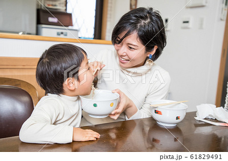 ランチする親子 61829491