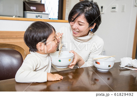 ランチする親子 ランチする親子 61829492