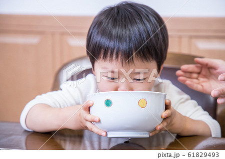 ランチする親子 61829493