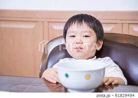 ランチする親子 61829494