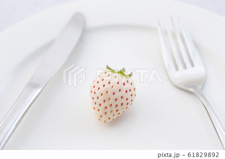 皿に置いた白いちごとシルバーセット 皿に置いた白いちごとシルバーセット 61829892