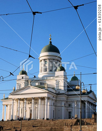 市電の電線越しに見えるヘルシンキの大聖堂　（フィンランド） 61830208