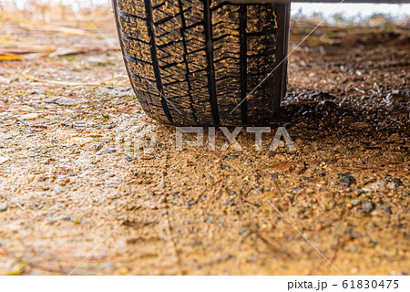 スタッドレスタイヤの泥 61830475
