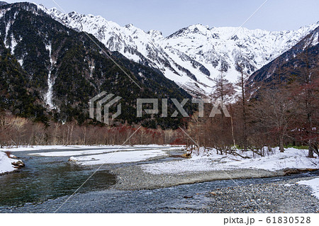 【長野県】冬の上高地　河童橋からの眺望 61830528