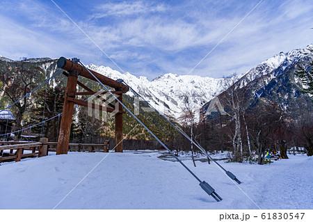 【長野県】冬の上高地　北アルプスと河童橋 61830547