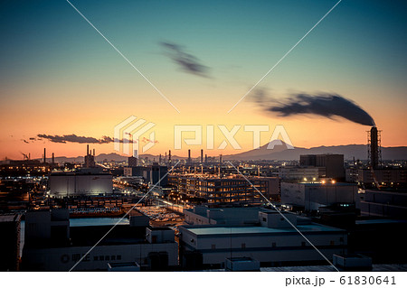 川崎工場夜景 川崎マリエンから望む夕景と富士山シルエット の写真素材