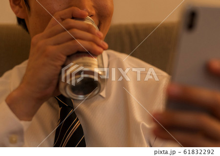 部屋で缶ビールを呑むサラリーマン 61832292
