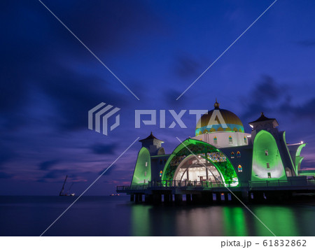マラッカの水上モスク（Masjid Selat Melaka）のイルミネーション 61832862