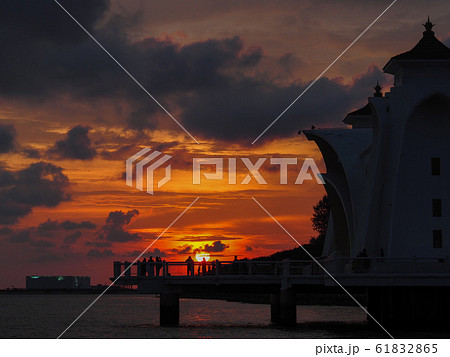 マラッカの水上モスク（Masjid Selat Melaka）の日没 61832865