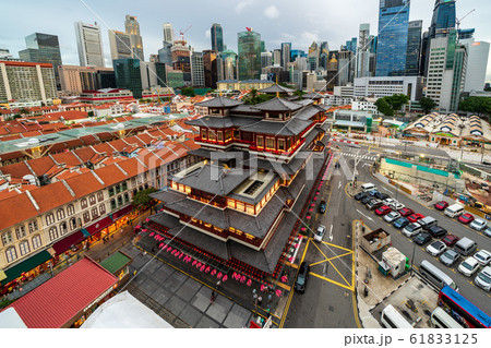 【シンガポールの景色】中華街の仏牙寺龍華院と金融街の摩天楼 61833125