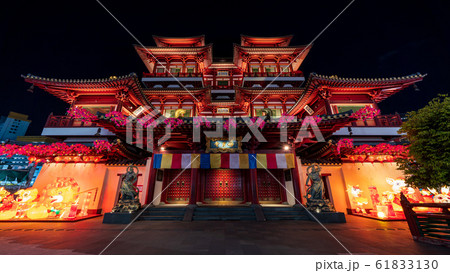 【シンガポールの景色】中華街の仏牙寺龍華院と金融街の摩天楼 【シンガポールの景色】中華街の仏牙寺龍華院と金融街の摩天楼 61833130