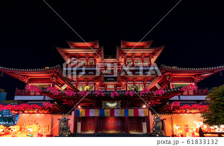 【シンガポールの景色】中華街の仏牙寺龍華院と金融街の摩天楼 【シンガポールの景色】中華街の仏牙寺龍華院と金融街の摩天楼 61833132