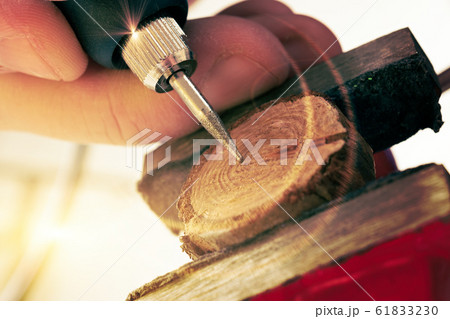 Engraving slice of wood with rotary multi tool 61833230