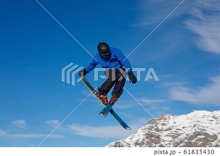 Freestyle ski jumper with crossed skis 61835430
