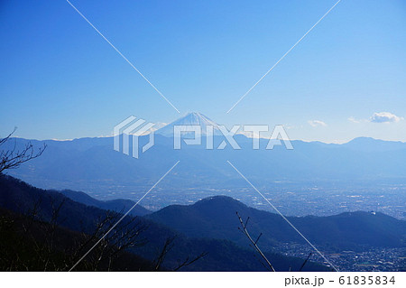 山梨　甲府　淡雪山付近からの富士山 61835834