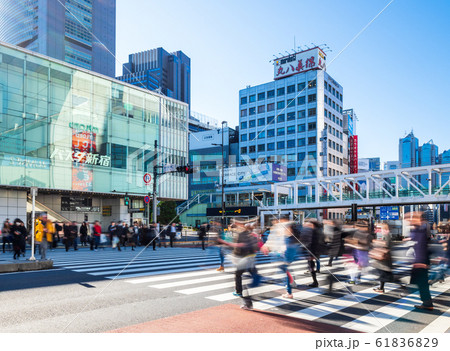 都市・通勤・人イメージ　新宿駅南口 61836829