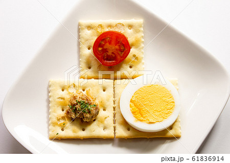 カナッペ。ミニトマトとリエットとスライスゆで卵。 カナッペ。ミニトマトとリエットとスライスゆで卵。 61836914