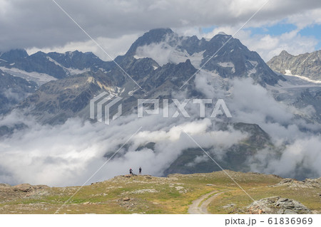 スイスの 風景 青い空 61836969