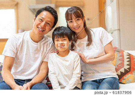 家族 親子 ファミリー 男の子 リビング 家族 親子 ファミリー 男の子 リビング 61837906