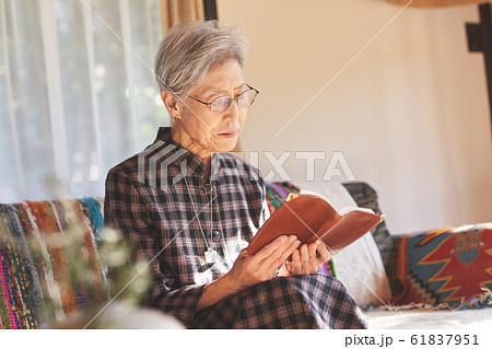 シニア女性 読書 シニア女性 読書 61837951