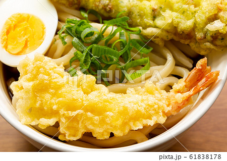 ぶっかけうどんにのせられたえびの天ぷら。 61838178