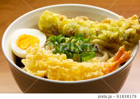 ぶっかけうどんにのせられたえびの天ぷら。 61838179