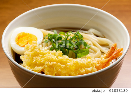 ぶっかけうどんにのせられたえびの天ぷら。 ぶっかけうどんにのせられたえびの天ぷら。 61838180